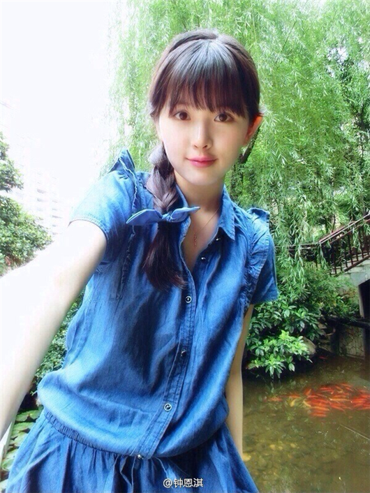 鐘恩淇外出自拍照片