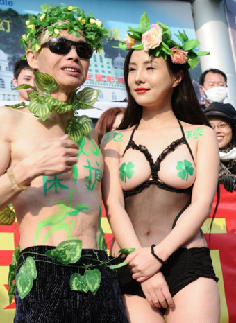 干露露鄧建國扮亞當和夏娃宣傳環保,兩人否認訂婚。