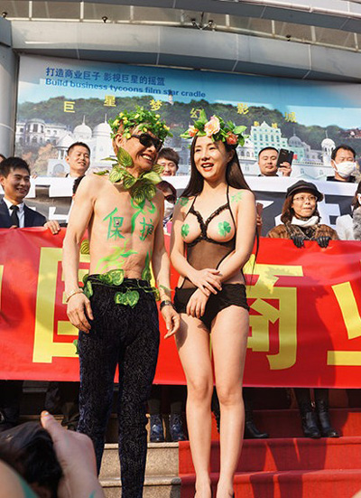 干露露鄧建國扮亞當和夏娃宣傳環保,兩人否認訂婚。