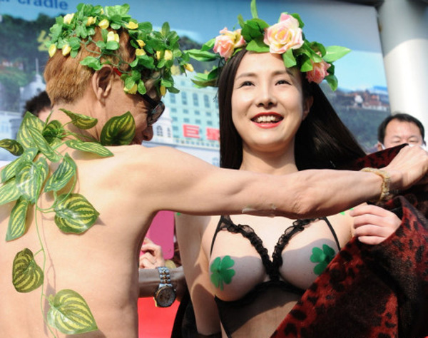 干露露鄧建國扮亞當和夏娃宣傳環(huán)保