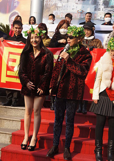 干露露鄧建國扮亞當和夏娃宣傳環(huán)保