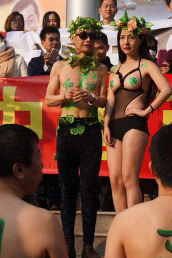 干露露鄧建國扮亞當和夏娃宣傳環保,兩人否認訂婚。