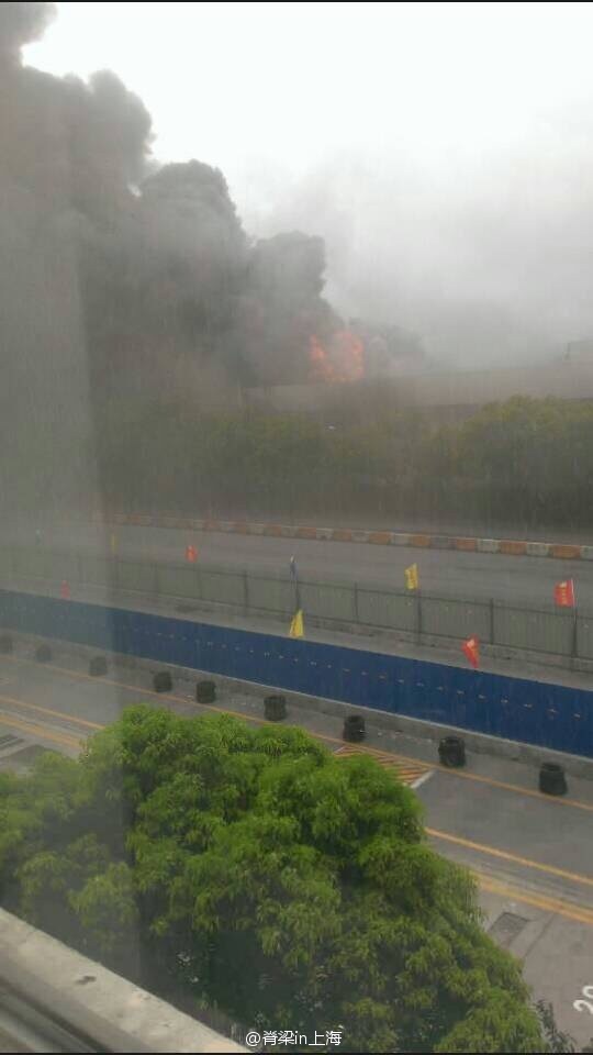 倉庫起火后濃煙彌漫