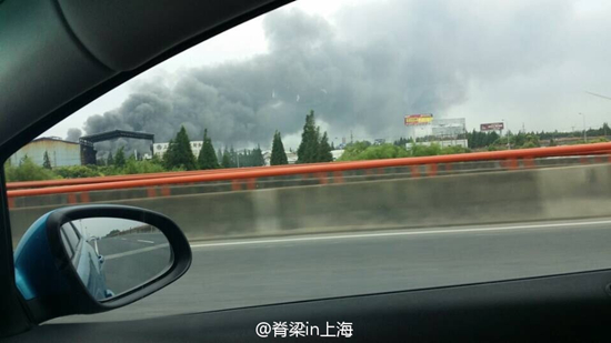 上海物流倉庫發生大火現場圖片