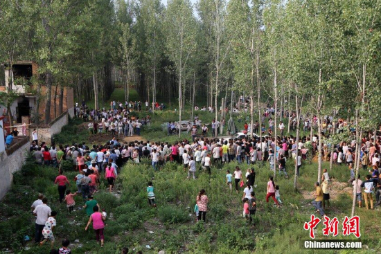 河南開封一家四口被殺 村民圍觀兇案現場