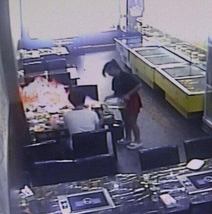 女大學生吃燒烤被燒 被大火吞噬的瞬間