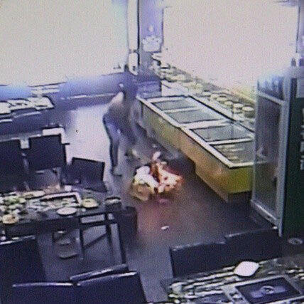 女大學(xué)生吃燒烤被燒