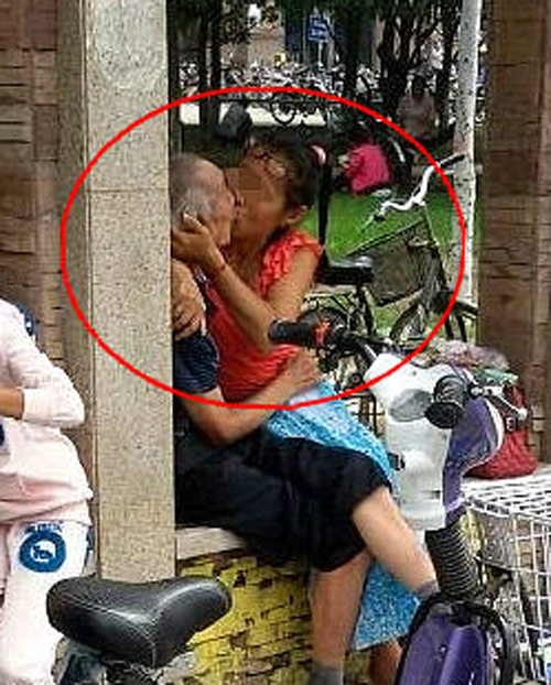 老漢與中年女子街頭激吻