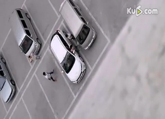 男子砸車飛踹狂扇女司機(jī)