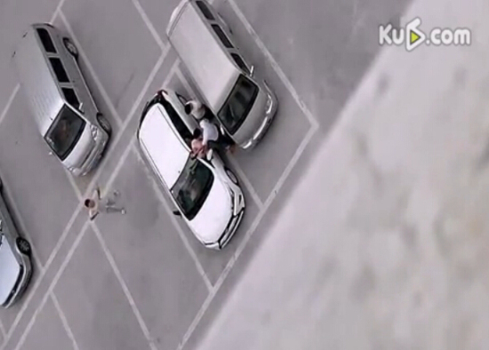 男子砸車飛踹狂扇女司機(jī)