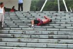 男子20層臺階滾下滾上 奇葩的鍛煉方式不疼嗎