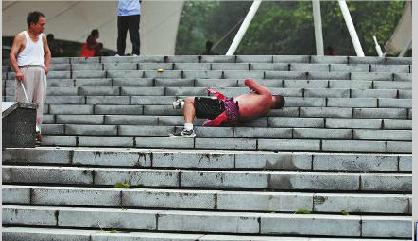 男子20層臺階滾下滾上