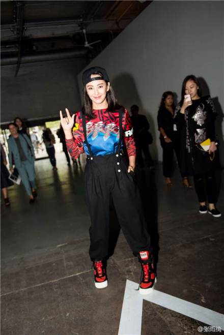 導(dǎo)演王全安嫖娼被抓當(dāng)天張雨綺在紐約參加時裝周