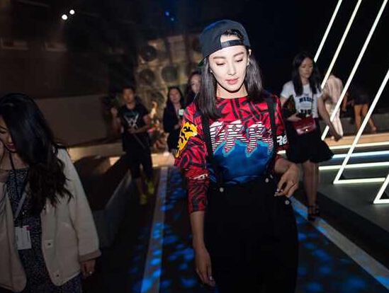 導演王全安嫖娼被抓當天張雨綺在紐約參加時裝周