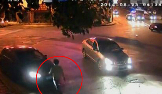 男子故意找茬踢車門被撞死