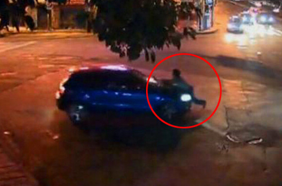 男子故意找茬踢車門被撞死
