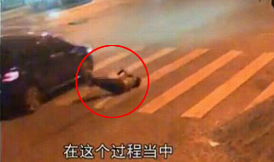 男子故意找茬踢車門被撞死