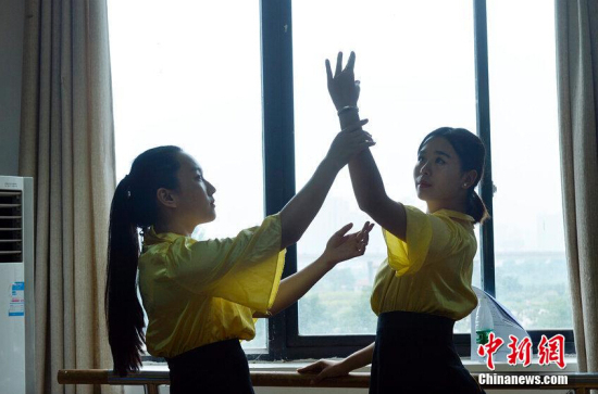 武漢紡織大學淑女班軍訓