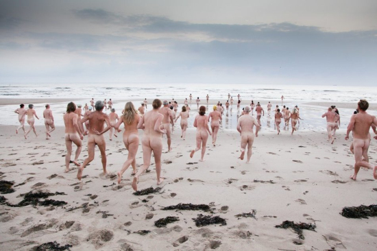 英國300多人裸泳壯觀畫面