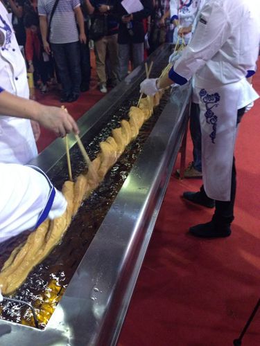 武漢誕生3.72米世界最長油條