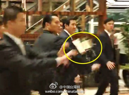 馬英九遭丟書(shū) 腹部被擊中