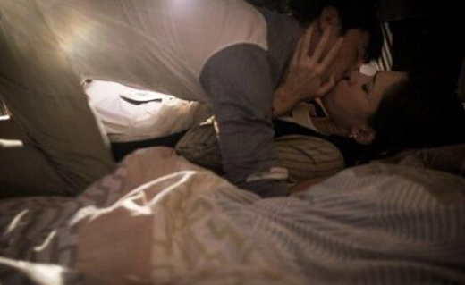 阮經(jīng)天女友拍床戲