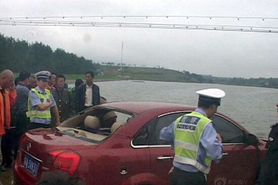 夫妻暴雨開車沖入水庫身亡