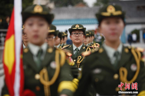 高校女生國(guó)旗護(hù)衛(wèi)隊(duì)舉行閱兵