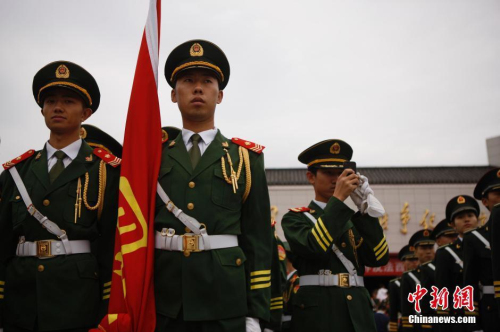 高校女生國(guó)旗護(hù)衛(wèi)隊(duì)舉行閱兵