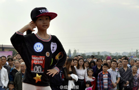 成都萬人齊跳小蘋果廣場舞