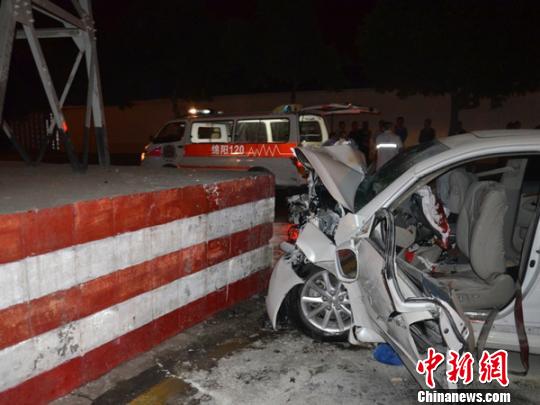 白色轎車車頭已經變形