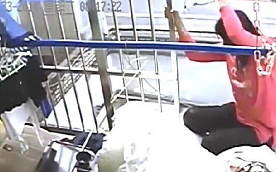 女子爬六樓陽(yáng)臺(tái)為示愛