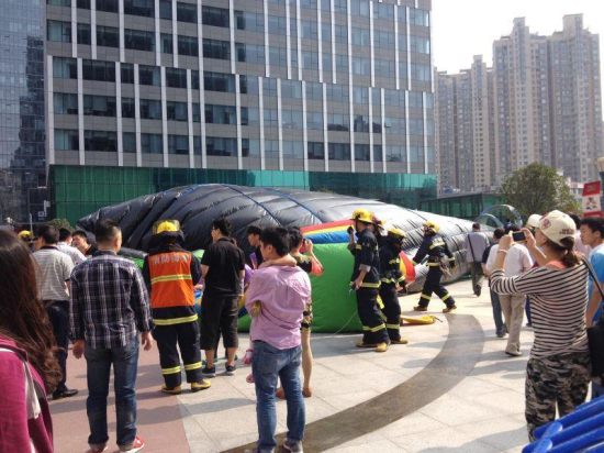 充氣城堡翻倒孩子被壓