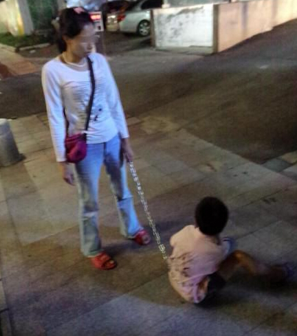 珠海一女子用鐵鏈拖行兒子