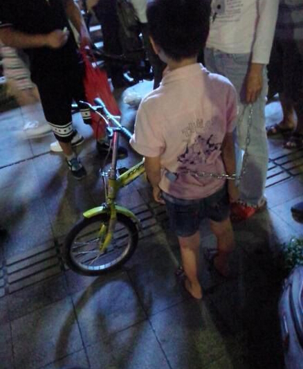 珠海一女子用鐵鏈拖行兒子