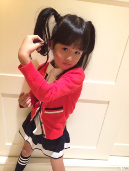 陸毅女兒雙馬尾美照