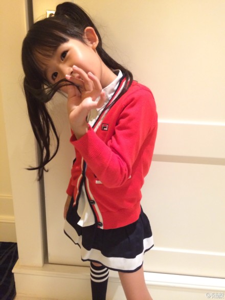 陸毅女兒雙馬尾美照