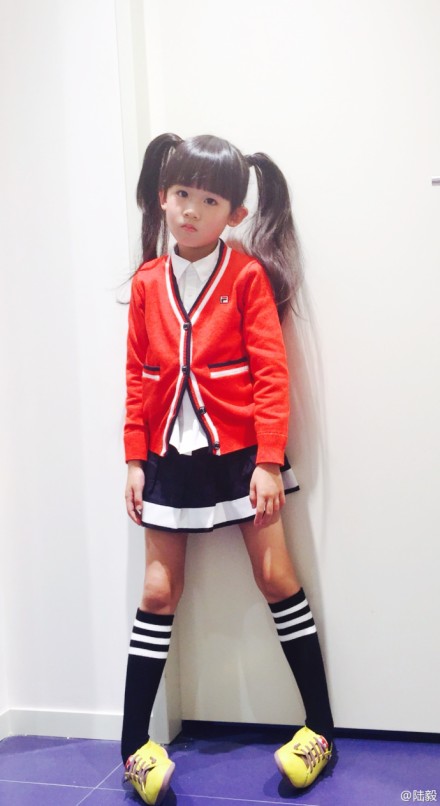陸毅女兒雙馬尾美照