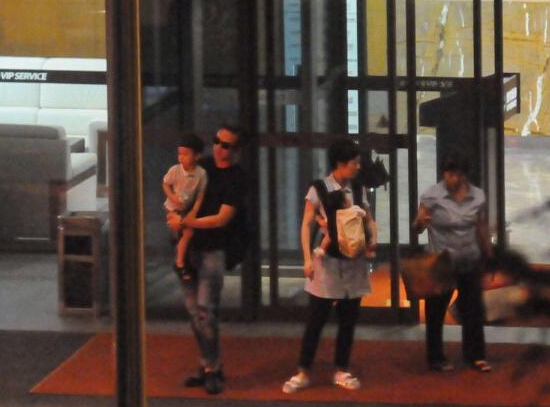 鄧超孫儷攜兒女現身