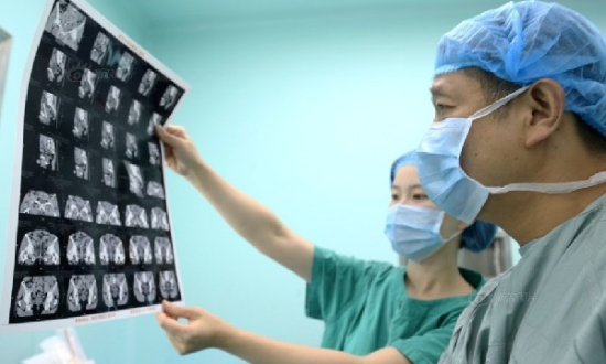 男子鋼釘插尿道后上移到腹部去了