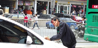 抹一臉血攔車乞討要錢