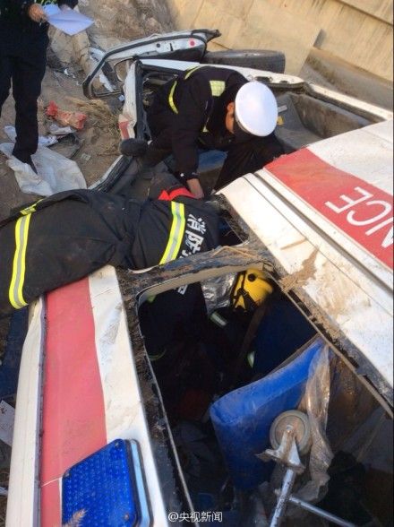救護(hù)車側(cè)翻致5死3傷