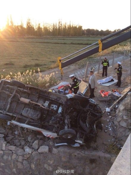 救護(hù)車側(cè)翻致5死3傷