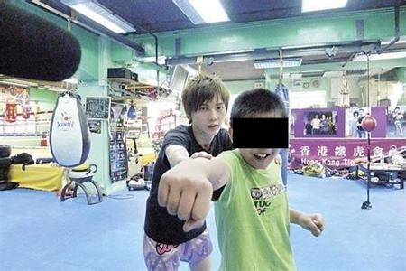 香港拳王當街砍殺黑老大