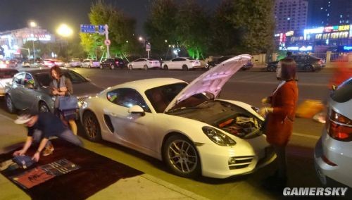 富二代開保時捷擺地攤