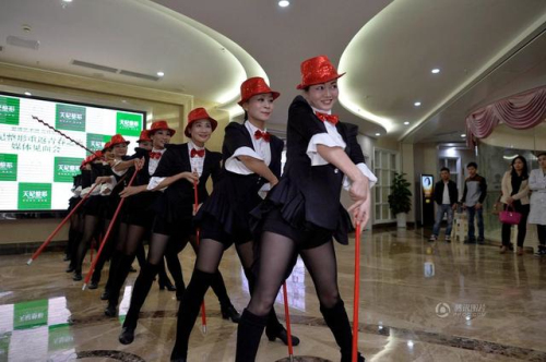 12名大媽為上春晚集體整容