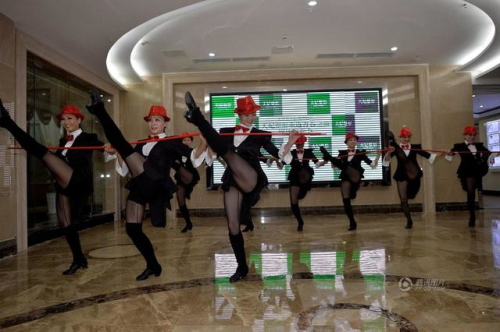 12名大媽為上春晚集體整容