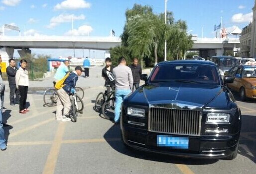 少年騎車剮蹭勞斯萊斯