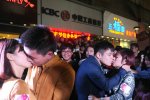 長吻52分鐘贏蘋果6 金華一商場舉行接吻大賽
