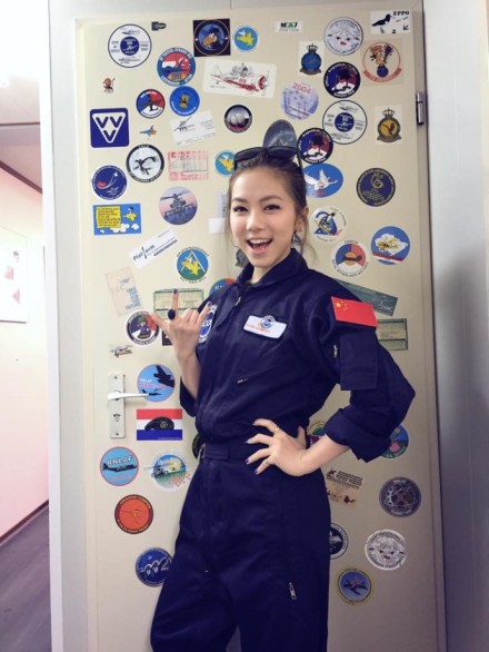 鄧紫棋穿國旗服參加太空訓練